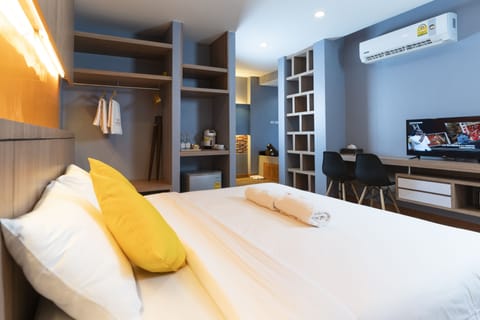 Deluxe Room, 1 King Bed | In-room safe, free WiFi, bed sheets