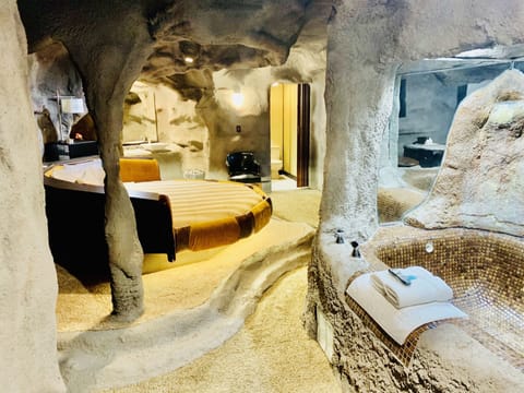 The Cave, 1 King Circle Bed (Downstairs) | Free WiFi, bed sheets