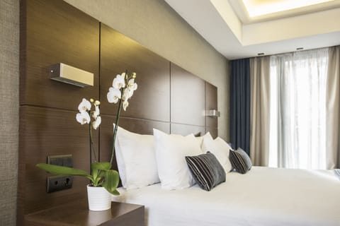 Junior Suite | Hypo-allergenic bedding, minibar, in-room safe, desk