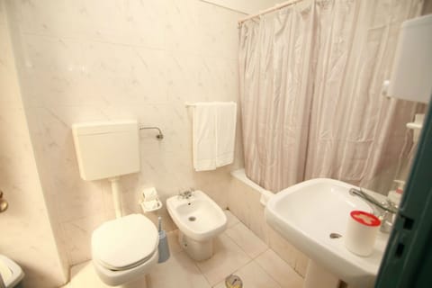 Triple Room | Bathroom | Combined shower/tub, towels