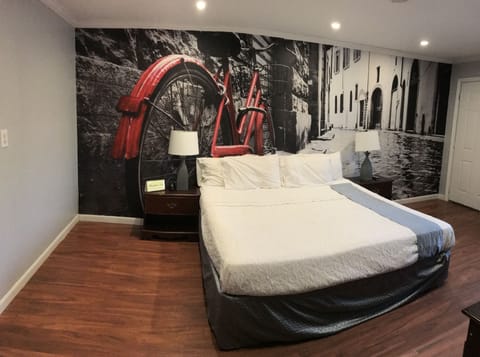Standard Room, 1 King Bed | Iron/ironing board, free WiFi