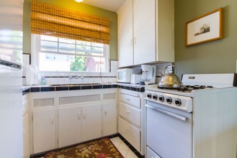 Premium Studio, 1 King Bed, Non Smoking | Private kitchen | Fridge, microwave, oven, stovetop