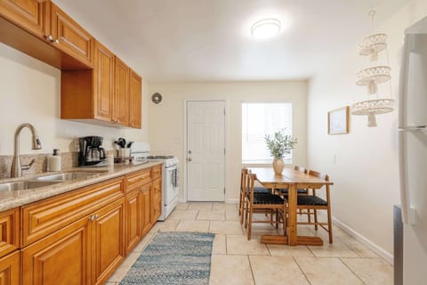 Fully equipped kitchen with full-size appliances and dining space