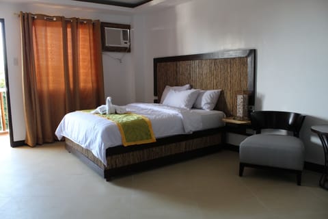 Premier Room, 1 Double Bed | Minibar, in-room safe, desk, free WiFi