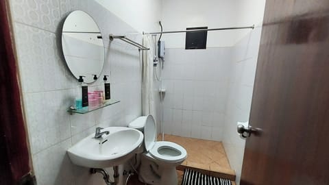 Family Room | Bathroom | Shower, free toiletries, bidet, towels