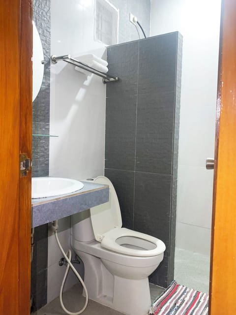 Standard Double Room | Bathroom | Shower, free toiletries, bidet, towels