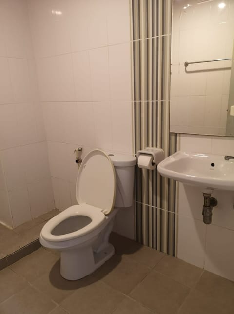 Deluxe Double Room | Bathroom | Shower, rainfall showerhead, towels, toilet paper