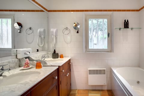 Junior Suite, Terrace | Bathroom | Free toiletries, hair dryer, bathrobes, towels