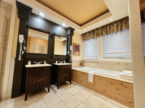 Suite | Bathroom | Free toiletries, hair dryer, towels