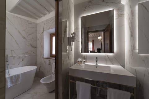 Suite | Bathroom | Shower, free toiletries, hair dryer, bidet