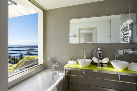 Junior Suite, 1 King Bed, Balcony, Sea View | Bathroom | Free toiletries, hair dryer, towels