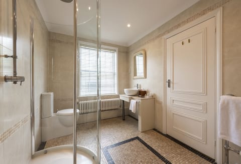 Double Room | Bathroom | Combined shower/tub, free toiletries, hair dryer, towels