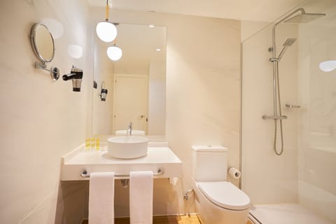 Combined shower/tub, designer toiletries, hair dryer, bidet