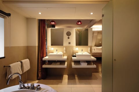 Kruisherensuite | Bathroom | Combined shower/tub, free toiletries, hair dryer, bathrobes