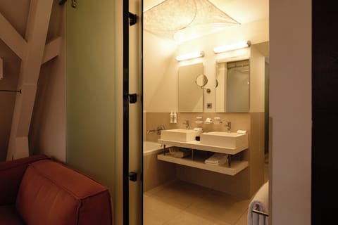 Signature | Bathroom | Combined shower/tub, free toiletries, hair dryer, bathrobes