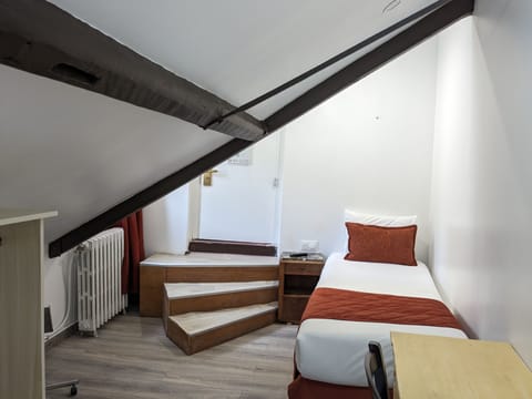 Traditional Single Attic Room | Premium bedding, desk, soundproofing, free WiFi