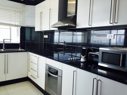 Executive Suite, 1 King Bed, Sea View | Private kitchen | Full-size fridge, microwave, stovetop, electric kettle