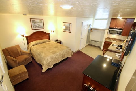 Room, 1 Queen Bed, Kitchenette | Iron/ironing board, free WiFi, bed sheets
