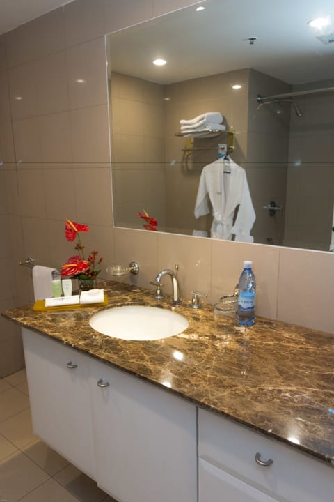 Suite, 1 Bedroom, Kitchen | Bathroom | Combined shower/tub, free toiletries, hair dryer, towels