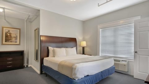 Classic Room, 1 King Bed, Accessible | Premium bedding, individually decorated, individually furnished