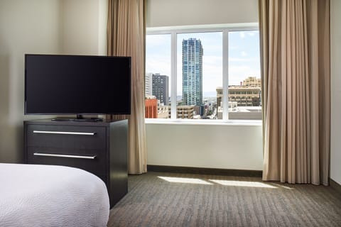 Suite, 1 Double Bed, Corner | Hypo-allergenic bedding, in-room safe, desk, laptop workspace