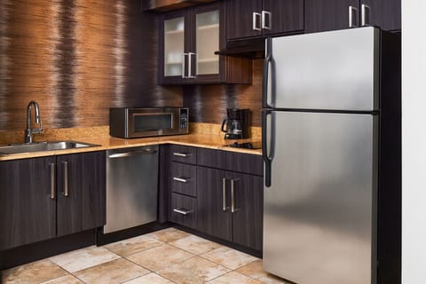 Full-size fridge, microwave, stovetop, dishwasher