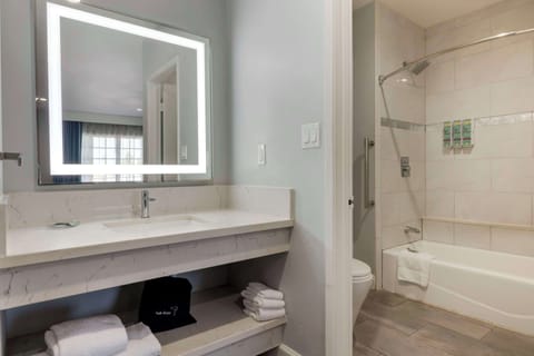 Combined shower/tub, hair dryer, towels