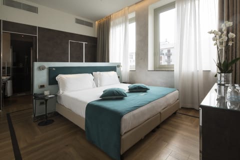 Deluxe Room | Premium bedding, down comforters, memory foam beds, minibar