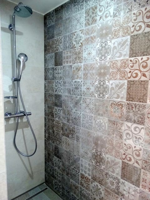 Superior Double Room | Bathroom shower