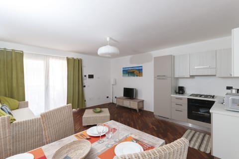 Apartment, 2 Bedrooms, City View | In-room dining