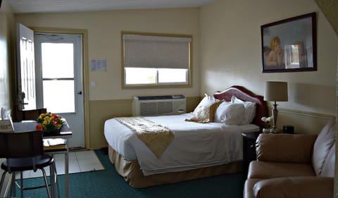 Executive Studio Suite, 1 Queen Bed, Accessible | Premium bedding, down comforters, individually furnished, soundproofing