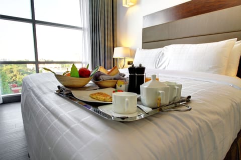 Premium Suite, 1 Bedroom, Executive Level | Room service - dining