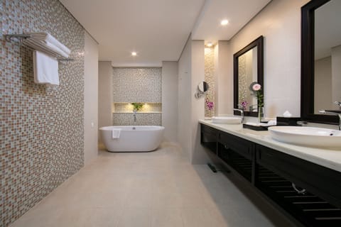 Royal Suite Mountain View | Bathroom | Combined shower/tub, deep soaking tub, free toiletries, hair dryer