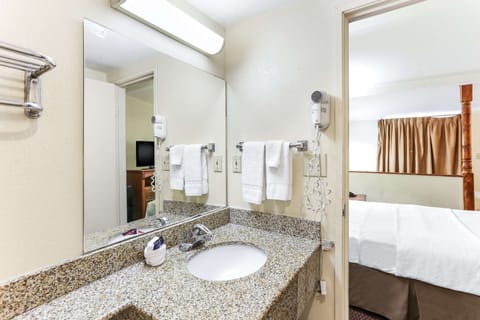 Combined shower/tub, free toiletries, hair dryer, towels