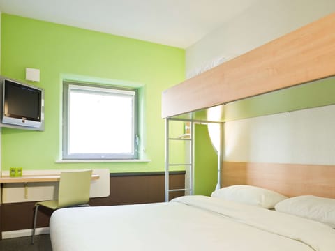 Triple Room, 3 Twin Beds | Premium bedding, desk, free cribs/infant beds, free WiFi