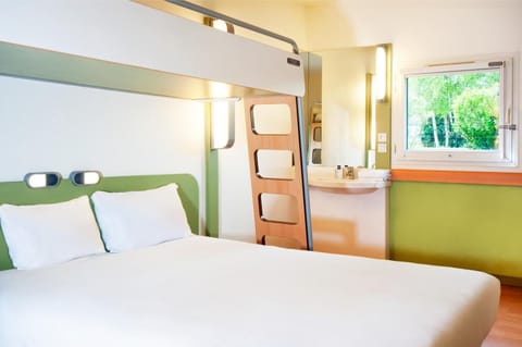 Triple Room, Multiple Beds | Premium bedding, desk, free cribs/infant beds, free WiFi