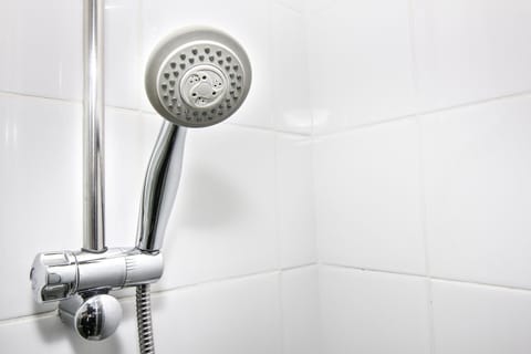 Shower, eco-friendly toiletries, towels