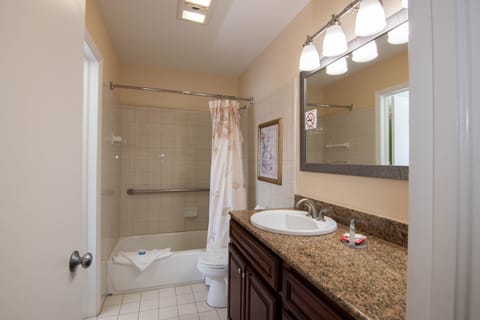 Duplex, 2 Bedrooms, Bay View | Bathroom | Hair dryer, towels