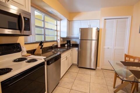Apartment, 1 Bedroom, Bay View | Private kitchen | Full-size fridge, microwave, oven, stovetop