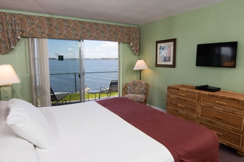 Apartment, 1 Bedroom, Bay View | Premium bedding, in-room safe, individually decorated