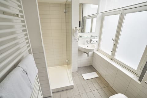 Deluxe Room | Bathroom | Free toiletries, hair dryer, towels