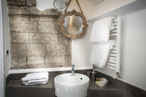 Deluxe Double Room | Bathroom sink