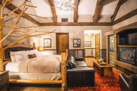 Treehouse King | Pillowtop beds, minibar, in-room safe, individually decorated