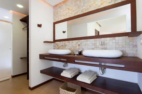 Family Suite | Bathroom | Shower, free toiletries, hair dryer, towels