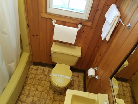 White Cabins | Bathroom | Free toiletries, towels