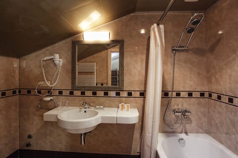 Standard Double or Twin Room | Bathroom | Bathtub, free toiletries, hair dryer, bathrobes