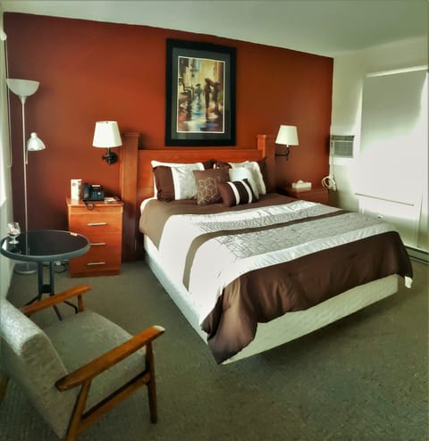 Standard Room, 1 Queen Bed | Individually decorated, individually furnished, soundproofing