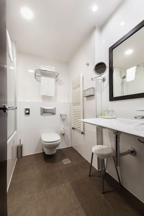 Standard Room | Bathroom | Shower, free toiletries, hair dryer, slippers