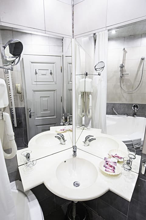 Standard Double Room | Bathroom | Bathtub, deep soaking tub, free toiletries, hair dryer