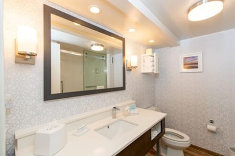 Standard Room, 1 Queen Bed | Bathroom | Combined shower/tub, free toiletries, hair dryer, towels